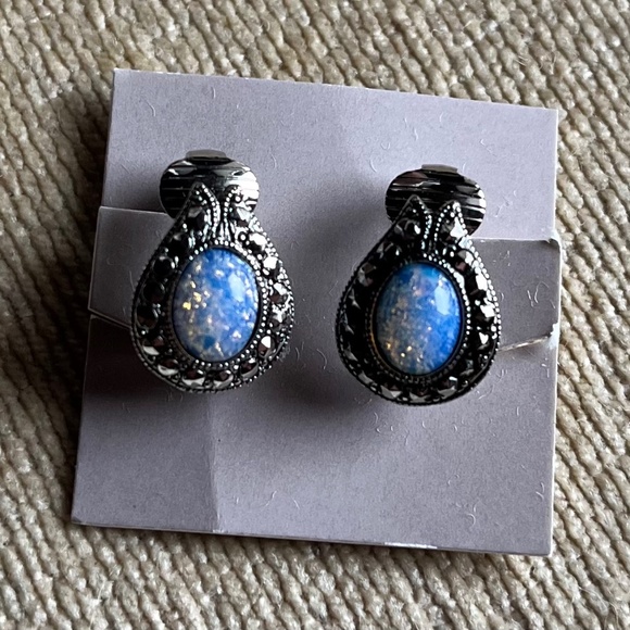 VINTAGE (1991) AVON BLUE OPALESQUE CILP ON EARRINGS - Picture 1 of 4